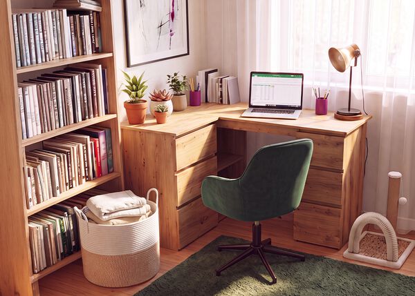 Mājas birojs ar koka stūra rakstāmgaldu, ergonomisku zaļu biroja krēslu, klēpjdatoru, grāmatu plauktu, galda lampu un telpaugiem. Tas palīdz izveidot ērtu un produktīvu darba vietu darbam no mājām.
