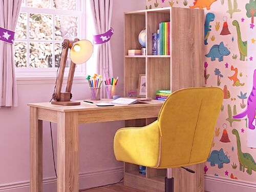 Gai&scaron;a bērnu mācību istaba ar koka rakstāmgaldu, ergonomisku dzeltenu krēslu, galda lampu, plauktu mantu glabā&scaron;anai un dinozauru tapetēm. Lieliski piemērota, lai mājās izveidotu kārtīgu un ērtu mācību vietu.