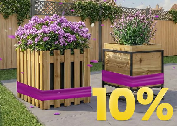 Koka puķu kastes ar ziedo&scaron;iem violetiem ziediem saulainā terasē, ar 10% pavasara akcijas baneri.