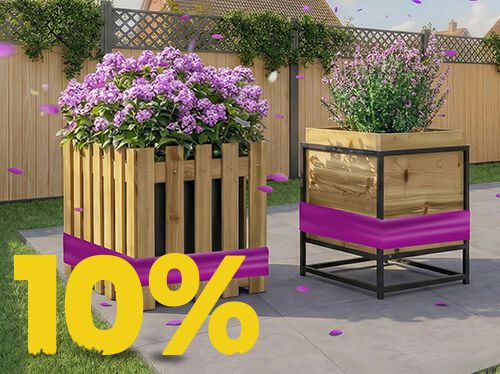 Koka puķu kastes ar ziedo&scaron;iem violetiem ziediem saulainā terasē, ar 10% pavasara akcijas baneri.