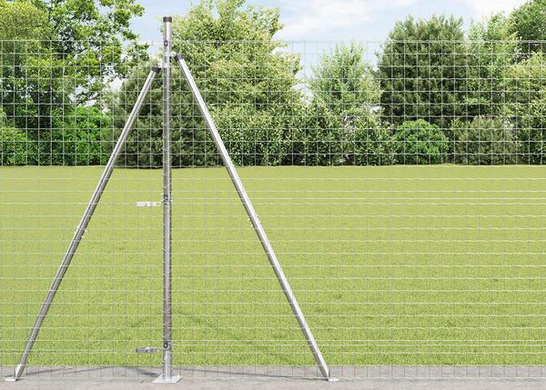 Metāla sieta dārza žogs ar stabiem.