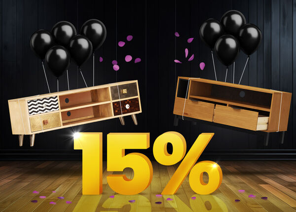 Divas koka TV konsoles un melni baloni priek&scaron;ā spilgti dzeltenai 15% zīmei uz tum&scaron;as koka grīdas.