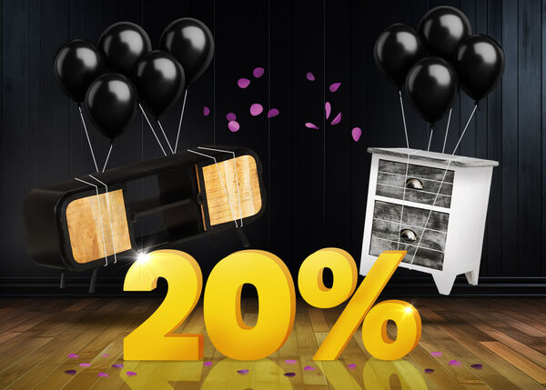 Melna TV konsole un balts sānu galdiņ&scaron; ar melniem baloniem priek&scaron;ā spilgti dzeltenai 20% zīmei uz tum&scaron;as koka grīdas.