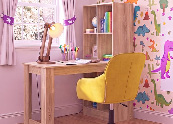 Gai&scaron;a bērnu mācību istaba ar koka rakstāmgaldu, ergonomisku dzeltenu krēslu, galda lampu, plauktu mantu glabā&scaron;anai un dinozauru tapetēm. Lieliski piemērota, lai mājās izveidotu kārtīgu un ērtu mācību vietu.