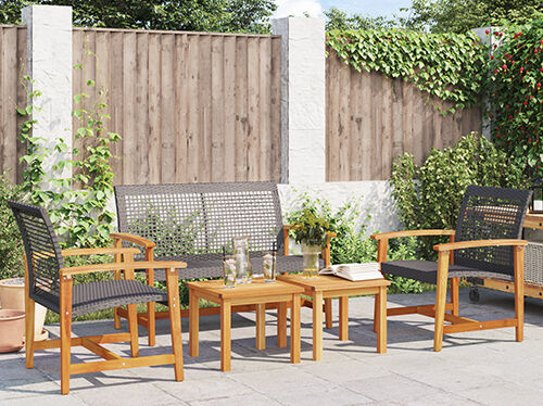 Pelēks divvietīgs dīvāns modernā guļamistabā. Lai apskatītu produktus, noklik&scaron;ķiniet!