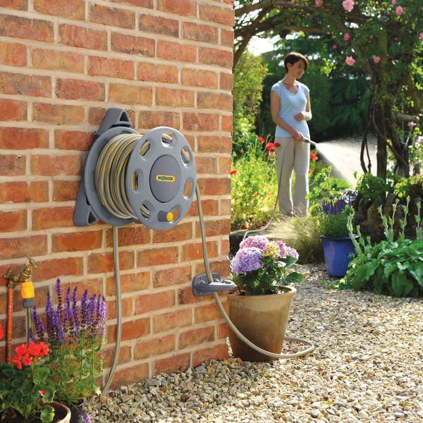 Hozelock &scaron;ļūtenes spole ar 15 m &scaron;ļūteni, stiprināma pie sienas, 30 m