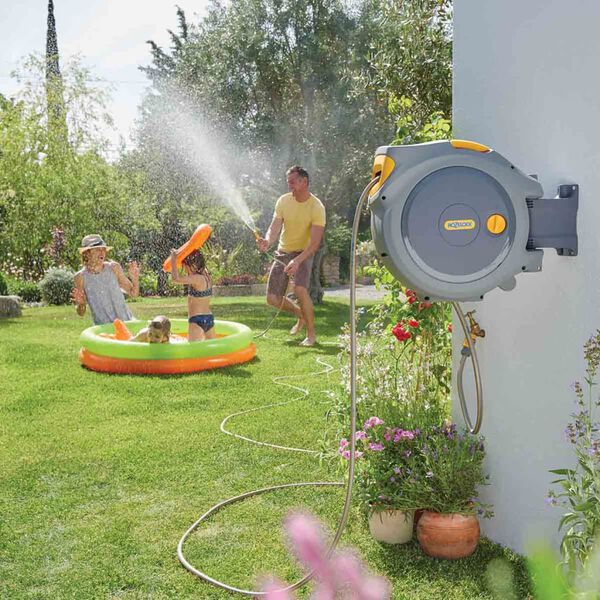 Hozelock &scaron;ļūtenes spole ar 30m &scaron;ļūteni Auto Reel, stiprināma pie sienas