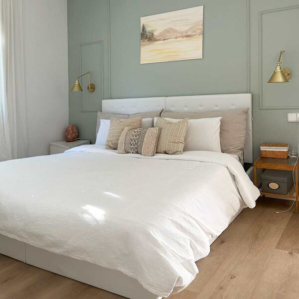 vidaXL gulta, hidraulikas mehānisms, balta mākslīgā āda, 180x200 cm