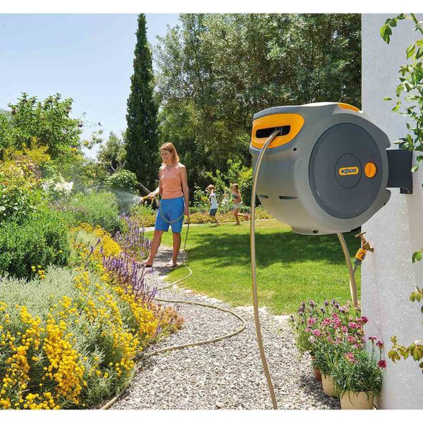 Hozelock &scaron;ļūtenes spole ar 30m &scaron;ļūteni Auto Reel, stiprināma pie sienas