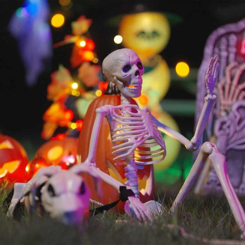 Balts Helovīna skeletu dekorāciju komplekts izlikts ārā