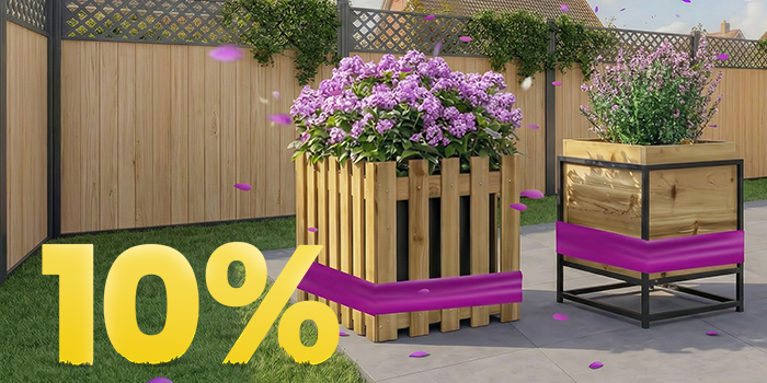 Koka puķu kastes ar ziedošiem violetiem ziediem saulainā terasē, ar 10% pavasara akcijas baneri.
