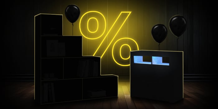 Melnas modulāras uzglabāšanas vienības ar melniem baloniem spoži dzeltenas procentu zīmes priekšā uz tumšas koka grīdas.