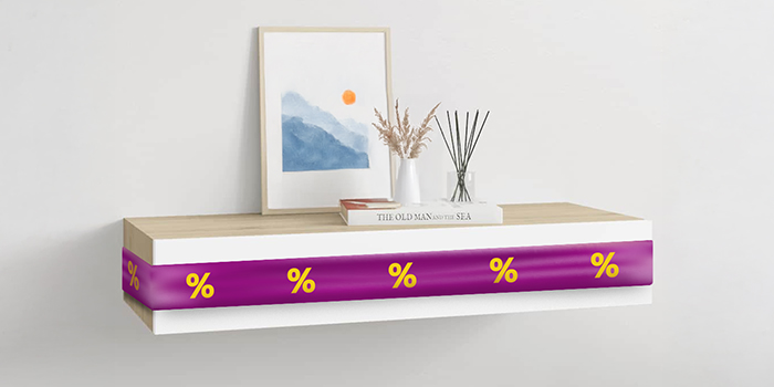 Balts plaukts ar violetu lenti, uz kuras redzamas atlaides ikonas, ar dekorācijām stilizētā telpā. Noklikšķiniet un iegādājieties piedāvājumā iekļautos produktus!