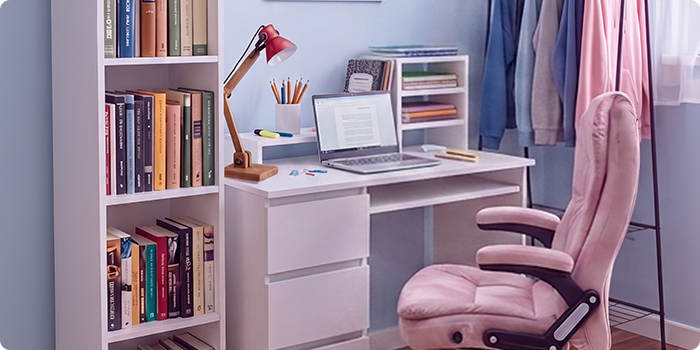 Mūsdienīga studenta mācību zona gaišā, kārtīgā guļamistabā. Tajā ir balts rakstāmgalds, ergonomisks biroja krēsls, klēpjdators, grāmatu plaukts, glabāšanas mēbele un drēbju statīvs ērtām mācībām un ikdienas studentu dzīvei.
