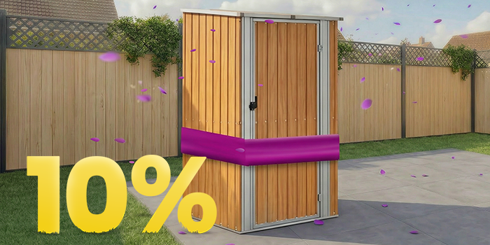 Koka dārza noliktava zem lapenes saulainā terasē, ar ziediem un žogu, ar 10% pavasara akcijas baneri.