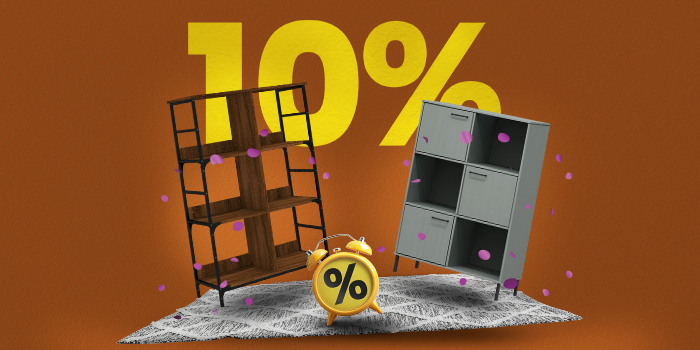 Baneris ar divām grāmatu plauktiem, paklāju un modinātāju ar lielu dzeltenu tekstu „10%“.