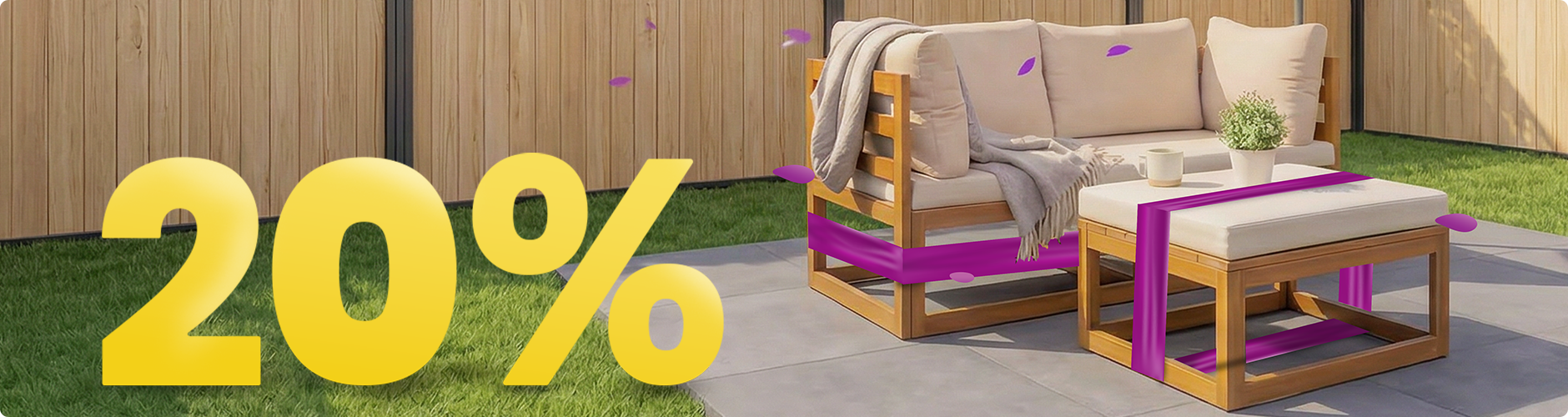 Koka dārza dīvāns ar bēšiem spilveniem un galdiņu zem saulessarga saulainā terasē, ar ziediem un žogu, ar 20% pavasara akcijas baneri.