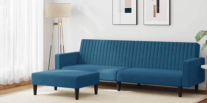 Krāsaini salokāmi pludmales krēsli un āra lietussargs uz terases. Klikšķiniet, lai apskatītu kolekciju.