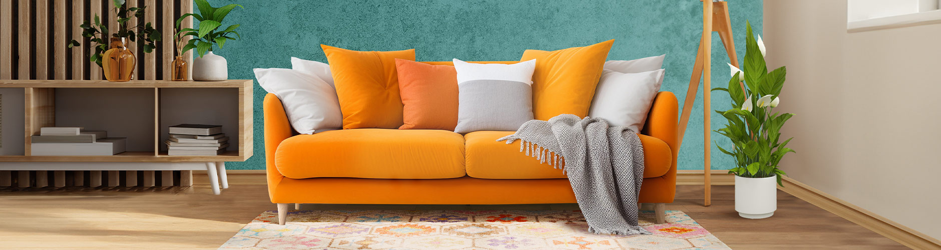 Trīsdaļīgs rotangpalmas dīvānu komplekts ar spilveniem un kafijas galdiņu lietošanai ārpus telpām. Klikšķiniet, lai apskatītu kolekciju.